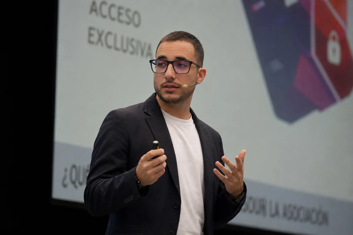 Diego Cortés exponiendo en una conferencia sobre IA aplicada